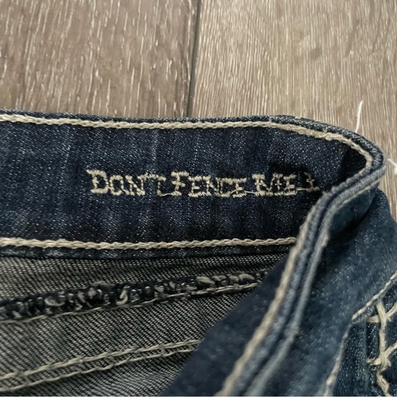 Cowgirl Tuff Don't Fence Me In Cropped Jeans - Medium Wash Size 26 - Picture 7 of 9